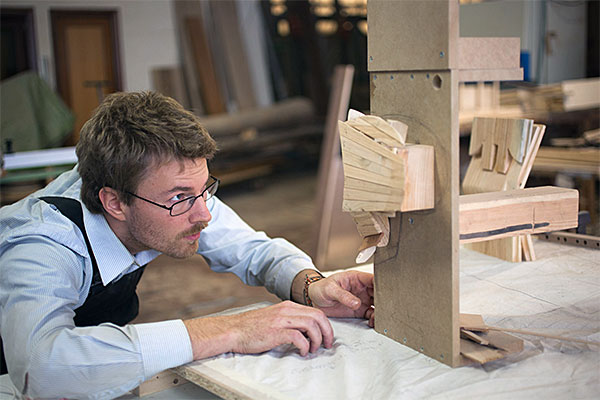 Tuomas Kuure, muebles escultura de madera