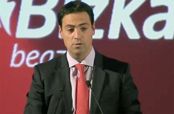 Imanol Pradales en la presentación del programa Elkarlanean